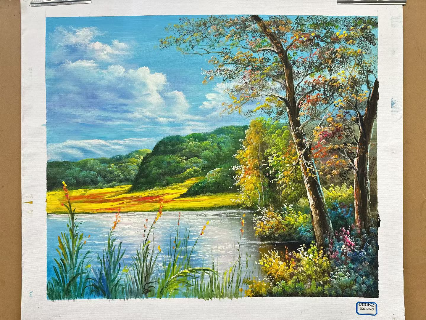 湖岸秋声，彩叶逐波